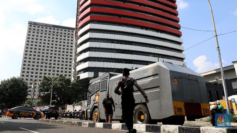 Gedung KPK ramai dijaga aparat gabungan TNI-Polri pada hari ini, Jumat (28/5/2021). (CNBC Indonesia/Andrean Kristianto)