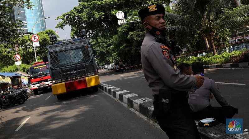 Gedung KPK ramai dijaga aparat gabungan TNI-Polri pada hari ini, Jumat (28/5/2021). (CNBC Indonesia/Andrean Kristianto)