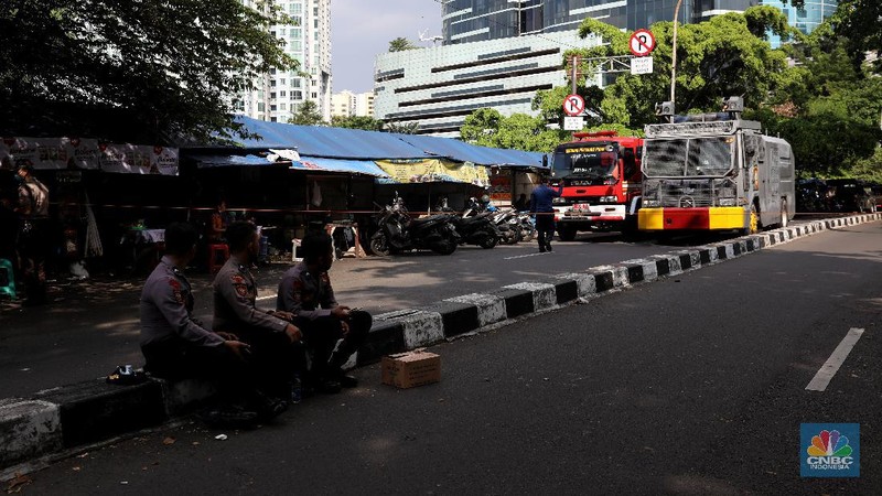 Gedung KPK ramai dijaga aparat gabungan TNI-Polri pada hari ini, Jumat (28/5/2021). (CNBC Indonesia/Andrean Kristianto)