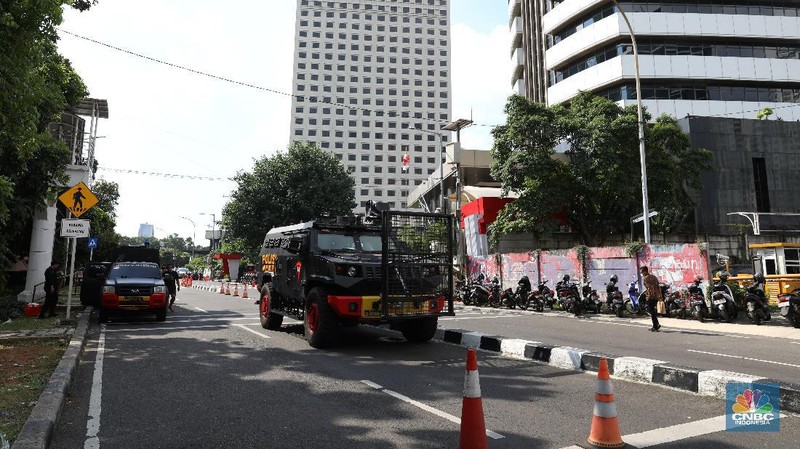 Gedung KPK ramai dijaga aparat gabungan TNI-Polri pada hari ini, Jumat (28/5/2021). (CNBC Indonesia/Andrean Kristianto)