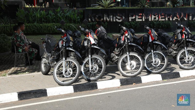 Gedung KPK ramai dijaga aparat gabungan TNI-Polri pada hari ini, Jumat (28/5/2021). (CNBC Indonesia/Andrean Kristianto)