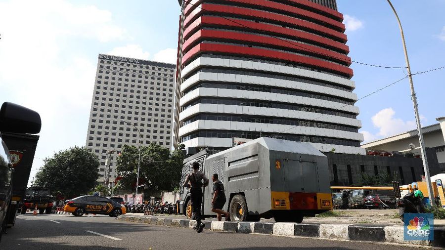 Gedung KPK ramai dijaga aparat gabungan TNI-Polri pada hari ini, Jumat (28/5/2021). (CNBC Indonesia/Andrean Kristianto)
