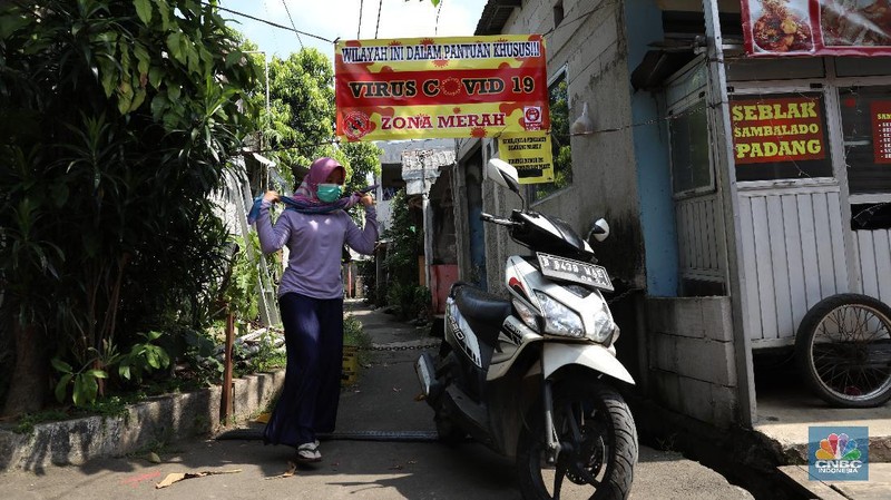 Pemukiman di Srengseng Lockdown Micro. (CNBC Indonesia/Andrean Kristianto)