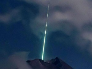Apa Arti Meteor Jatuh Menurut Islam? Ini Penjelasan dan Doa Saat Melihatnya