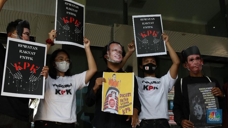 Sejumlah aktivis melakukan aksi ruwat Komisi Pemberantasan Korupsi di Kantor Dewan Pengawas KPK, Jakarta, Jumat, (28/5/2021). (CNBC Indonesia/Andrean Kristianto)