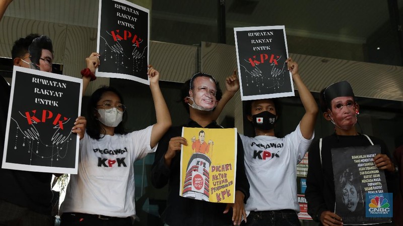 Sejumlah aktivis melakukan aksi ruwat Komisi Pemberantasan Korupsi di Kantor Dewan Pengawas KPK, Jakarta, Jumat, (28/5/2021). (CNBC Indonesia/Andrean Kristianto)