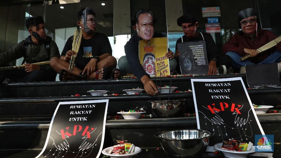 Sejumlah aktivis melakukan aksi ruwat Komisi Pemberantasan Korupsi di Kantor Dewan Pengawas KPK, Jakarta, Jumat, (28/5/2021). (CNBC Indonesia/Andrean Kristianto)