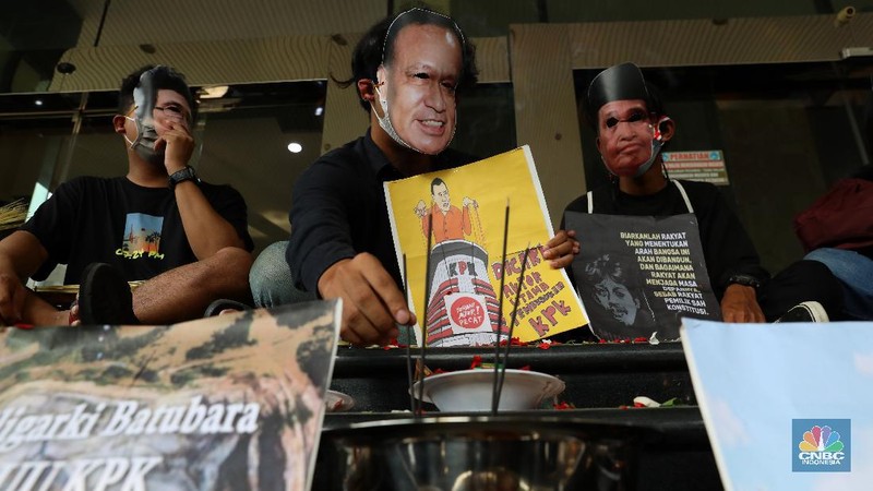 Sejumlah aktivis melakukan aksi ruwat Komisi Pemberantasan Korupsi di Kantor Dewan Pengawas KPK, Jakarta, Jumat, (28/5/2021). (CNBC Indonesia/Andrean Kristianto)