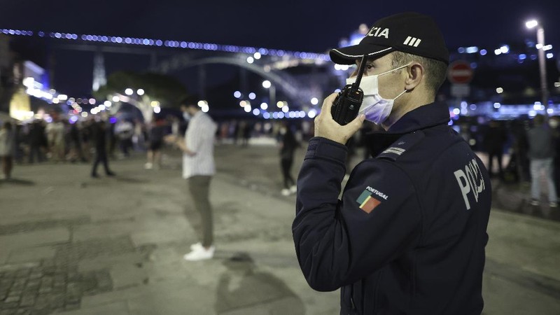 Police moves in to stop a scuffle that started among Manchester City supporters drinking by the Douro river bank in Porto, Portugal, Friday, May 28, 2021. English clubs Manchester City and Chelsea will play the Champions League soccer final in Porto on Saturday. (AP Photo/Luis Vieira)