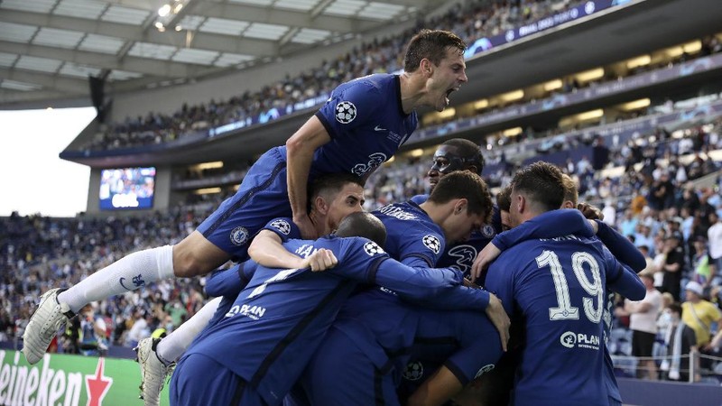 Chelsea's team captain Cesar Azpilicueta lifts the trophy at the end of the Champions League final soccer match between Manchester City and Chelsea at the Dragao Stadium in Porto, Portugal, Saturday, May 29, 2021. Chelsea won the match 1-0. (Pierre Philippe Marcou/Pool via AP)