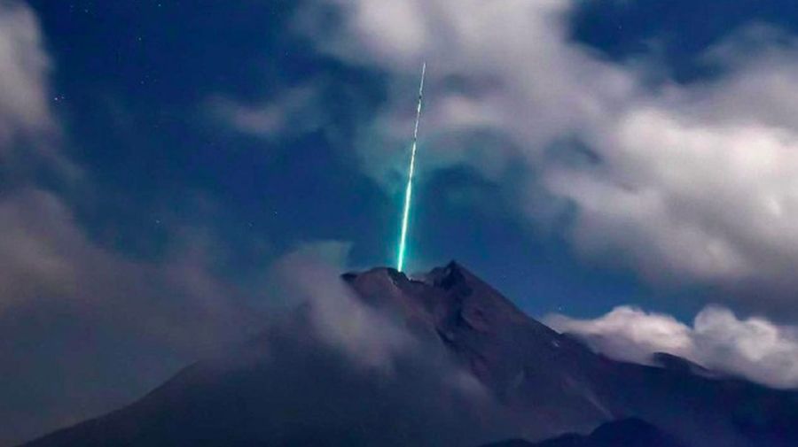 Penampakan cahaya diduga meteor jatuh di puncak Merapi. (Foto: Istimewa/Gunarto Song)