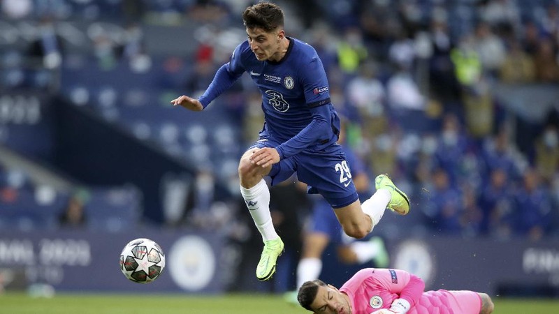 Chelsea's team captain Cesar Azpilicueta lifts the trophy at the end of the Champions League final soccer match between Manchester City and Chelsea at the Dragao Stadium in Porto, Portugal, Saturday, May 29, 2021. Chelsea won the match 1-0. (Pierre Philippe Marcou/Pool via AP)