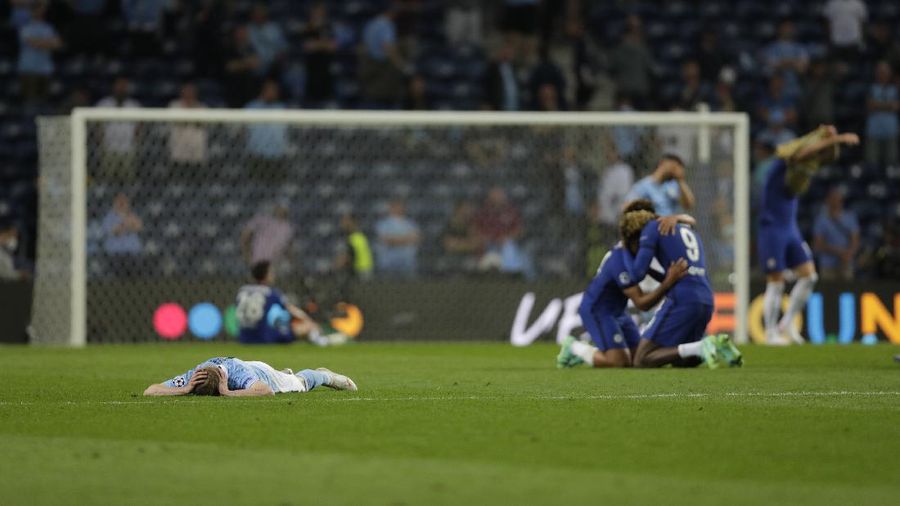 Chelsea's team captain Cesar Azpilicueta lifts the trophy at the end of the Champions League final soccer match between Manchester City and Chelsea at the Dragao Stadium in Porto, Portugal, Saturday, May 29, 2021. Chelsea won the match 1-0. (Pierre Philippe Marcou/Pool via AP)