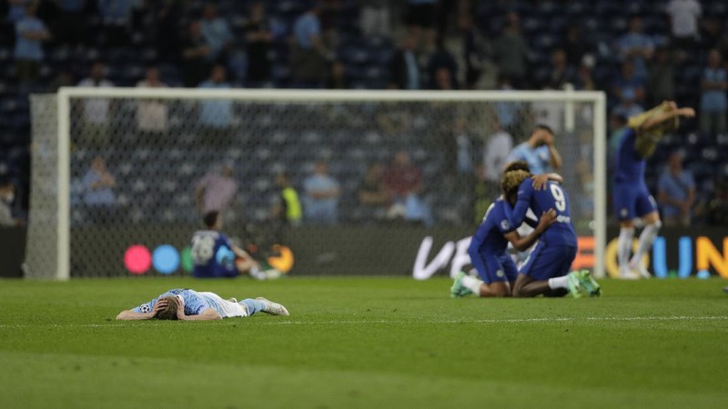Chelsea's team captain Cesar Azpilicueta lifts the trophy at the end of the Champions League final soccer match between Manchester City and Chelsea at the Dragao Stadium in Porto, Portugal, Saturday, May 29, 2021. Chelsea won the match 1-0. (Pierre Philippe Marcou/Pool via AP)