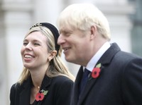 Resmi Menikah, Intip Momen Mesra PM Inggris & Carrie Symonds