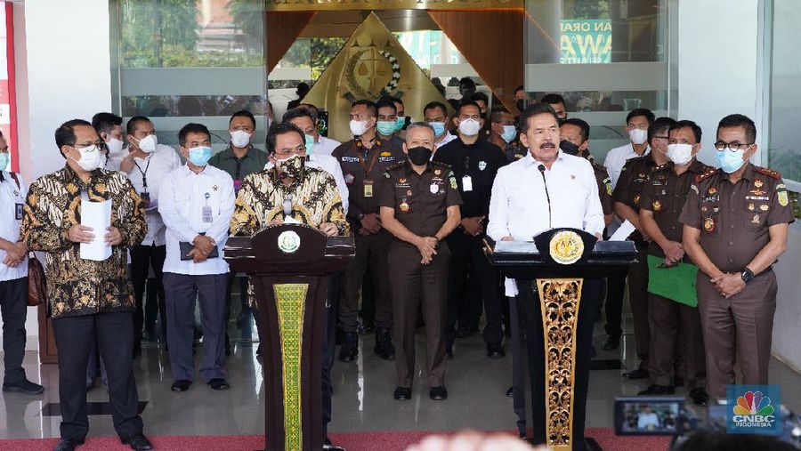 Ketua BPK Agung Firman Sampurna (batik) dan Jaksa Agung ST Burhanuddin di Kejagung, Senin 31 Mei 2021 (foto: Monica Wareza)