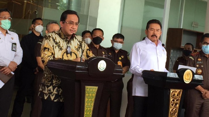 Ketua BPK Agung Firman Sampurna dan Jaksa Agung ST Burhanuddin di Kejagung, Senin 31 Mei 2021 (foto: Monica Wareza)