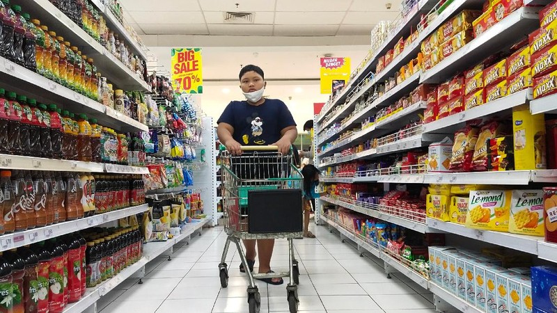 Suasana pusat perbelanjaan di Giant Ekspres Kemayoran terlihat sepi pengunjung, Jakarta, Senin (31/5/2021). PT Hero Supermarket TbkTbk menutup seluruh gerai Giant di Indonesia pada bulan Juni mendatang.  (CNBC Indonesia/Tri Susilo)