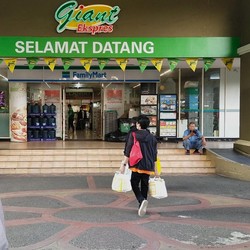 Sayonara Giant! Begini Nasib Aset-asetnya
