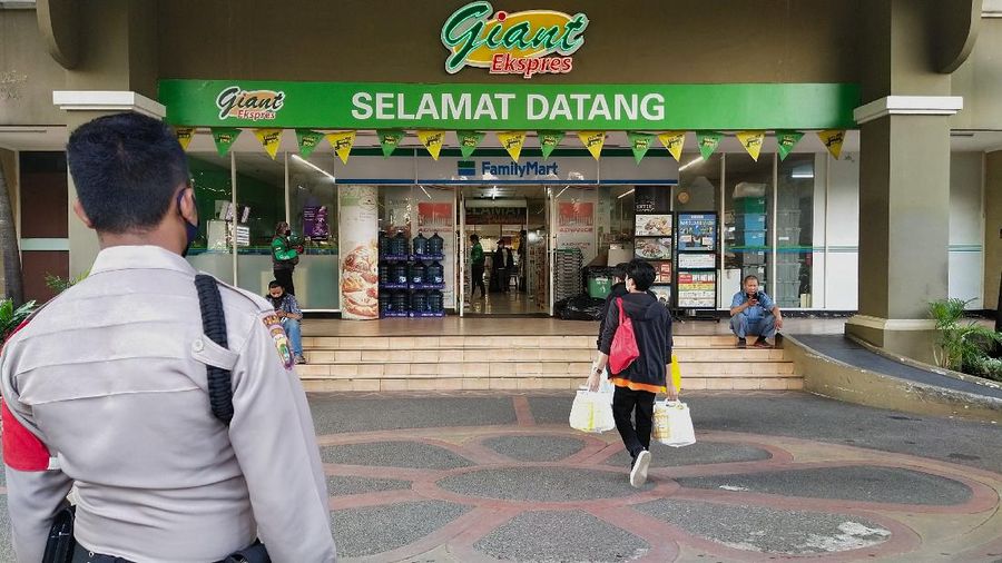 Suasana pusat perbelanjaan di Giant Ekspres Kemayoran terlihat sepi pengunjung, Jakarta, Senin (31/5/2021). PT Hero Supermarket TbkTbk menutup seluruh gerai Giant di Indonesia pada bulan Juni mendatang. (²©²ÊÍøÕ¾/Tri Susilo)
