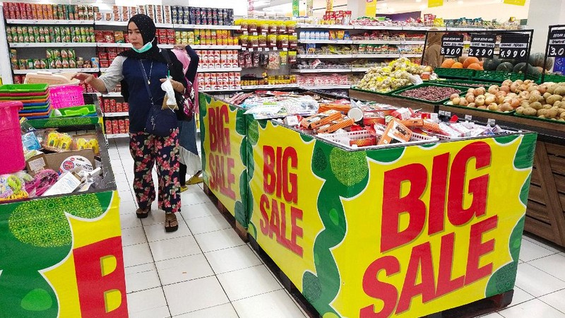 Suasana pusat perbelanjaan di Giant Ekspres Kemayoran terlihat sepi pengunjung, Jakarta, Senin (31/5/2021). PT Hero Supermarket TbkTbk menutup seluruh gerai Giant di Indonesia pada bulan Juni mendatang.  (CNBC Indonesia/Tri Susilo)