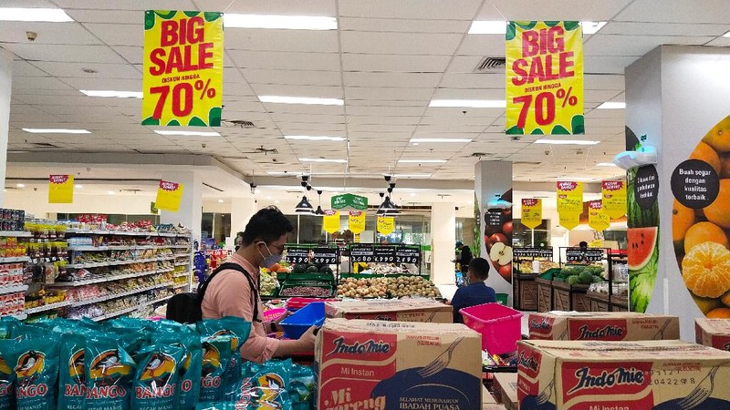 Suasana pusat perbelanjaan di Giant Ekspres Kemayoran terlihat sepi pengunjung, Jakarta, Senin (31/5/2021). PT Hero Supermarket TbkTbk menutup seluruh gerai Giant di Indonesia pada bulan Juni mendatang.  (CNBC Indonesia/Tri Susilo)