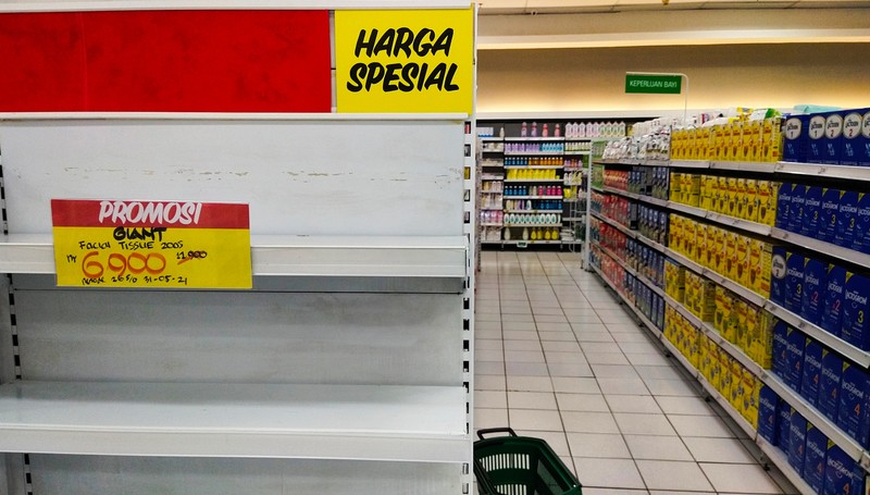 Suasana pusat perbelanjaan di Giant Ekspres Kemayoran terlihat sepi pengunjung, Jakarta, Senin (31/5/2021). PT Hero Supermarket TbkTbk menutup seluruh gerai Giant di Indonesia pada bulan Juni mendatang. (CNBC Indonesia/Tri Susilo) Suasana pusat perbelanjaan di Giant Ekspres Kemayoran terlihat sepi pengunjung, Jakarta, Senin (31/5/2021). PT Hero Supermarket TbkTbk menutup seluruh gerai Giant di Indonesia pada bulan Juni mendatang. (CNBC Indonesia/Tri Susilo)