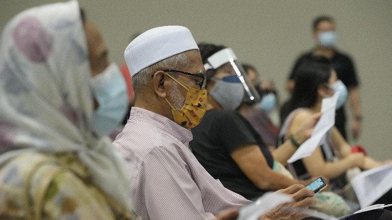 A man receives the Pfizer's vaccine for the coronavirus at a vaccination center in Kuala Lumpur, Malaysia, Monday, May 31, 2021. An exhibition center in Malaysia has been turned into the country's first mega vaccination center as the government aims to speed up inoculations amid a sharp spike in infections. (AP Photo/Vincent Thian)