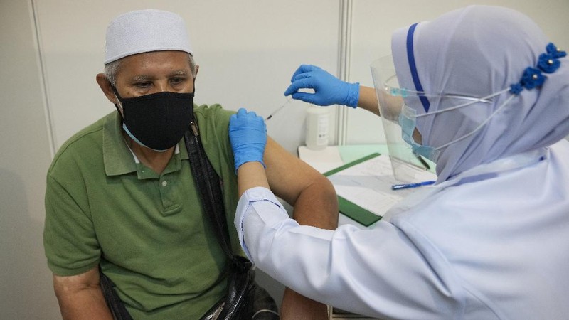 A man receives the Pfizer's vaccine for the coronavirus at a vaccination center in Kuala Lumpur, Malaysia, Monday, May 31, 2021. An exhibition center in Malaysia has been turned into the country's first mega vaccination center as the government aims to speed up inoculations amid a sharp spike in infections. (AP Photo/Vincent Thian)