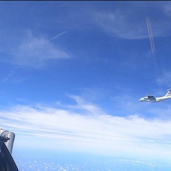 Potret 16 Jet Tempur China Manuver di Dekat Pulau Kalimantan