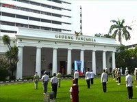 Gaya Jokowi Pimpin Upacara Hari Lahir Pancasila 2021