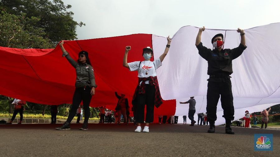 Bendera Merah Putih Raksasa d Halaman Monas (CNBC Indonesia/Andrean Kristianto)