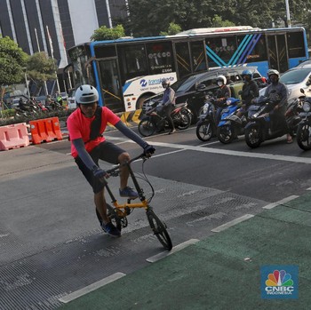 Tegas! Polisi Tindak Pesepeda Nakal yang Keluar Jalur Sepeda