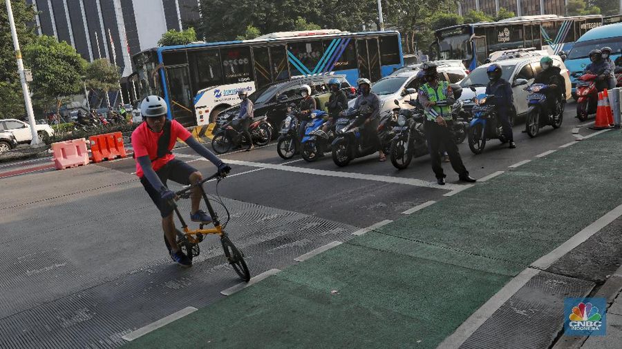 Petugas kepolisian menghalau setiap sepeda yang berada di luar jalur di kawasan Sudirman - Thamrin, Jakarta Pusat, Rabu (2/6/2021). (վ/Andrean Kristianto)