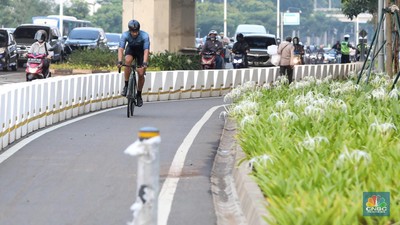 Petugas kepolisian menghalau setiap sepeda yang berada di luar jalur di kawasan Sudirman - Thamrin, Jakarta Pusat, Rabu (2/6/2021). (CNBC Indonesia/Andrean Kristianto)