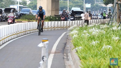 Petugas kepolisian menghalau setiap sepeda yang berada di luar jalur di kawasan Sudirman - Thamrin, Jakarta Pusat, Rabu (2/6/2021). (CNBC Indonesia/Andrean Kristianto) Petugas kepolisian menghalau setiap sepeda yang berada di luar jalur di kawasan Sudirman - Thamrin, Jakarta Pusat, Rabu (2/6/2021). (CNBC Indonesia/Andrean Kristianto)
