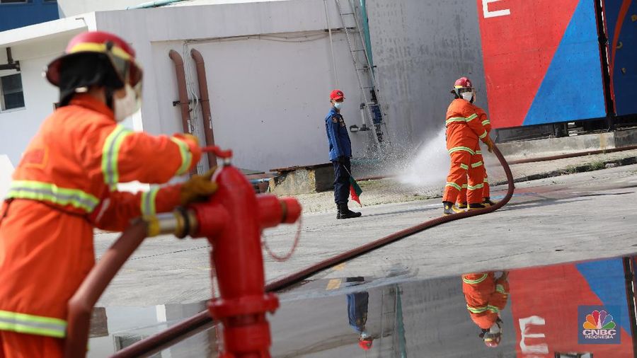 Petugas pemadam melakukan simulasi penyelamatan saat kompetisi Fire Safety Challenge antar Suku Dinas Pemadam Kebakaran di Kantor Dinas Penanggulangan Kebakaran dan Penyelamatan Pemprov DKI Jakarta, Gambir, Jakarta, Rabu (2/6/2021). (CNBC Indonesia/Andrean Kristianto)