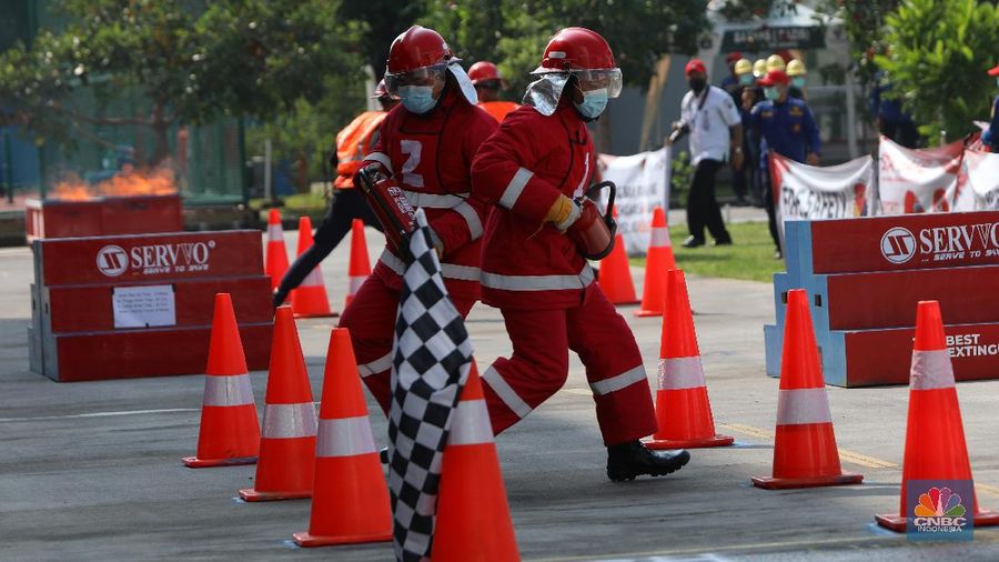 Petugas pemadam melakukan simulasi penyelamatan saat kompetisi Fire Safety Challenge antar Suku Dinas Pemadam Kebakaran di Kantor Dinas Penanggulangan Kebakaran dan Penyelamatan Pemprov DKI Jakarta, Gambir, Jakarta, Rabu (2/6/2021). (CNBC Indonesia/Andrean Kristianto)