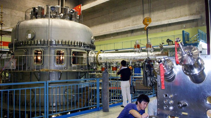 In this photo released by China's official Xinhua news agency, a scientist debugs the Experimental Advanced Superconducting Tokamak (EAST) in the Institute of Plasma Physics of Chinese Academy of Sciences in Hefei, east China, on Thursday September 28, 2006. Scientists on Thursday carried out China's first successful test of an experimental fusion reactor, powered by the process that fuels the sun, a research institute spokeswoman said. China, the United States and other governments are pursuing fusion research in hopes that it could become a clean, potentially limitless energy source. Fusion produces little radioactive waste, unlike fission, which powers conventional nuclear reactors. (AP Photo/Xinhua, Cheng Li)