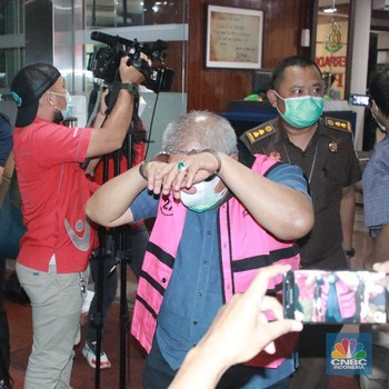 Tertunduk Lesu, Ini Penampakan Eks Dirut Antam Jadi Tersangka