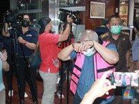 Tertunduk Lesu, Ini Penampakan Eks Dirut Antam Jadi Tersangka