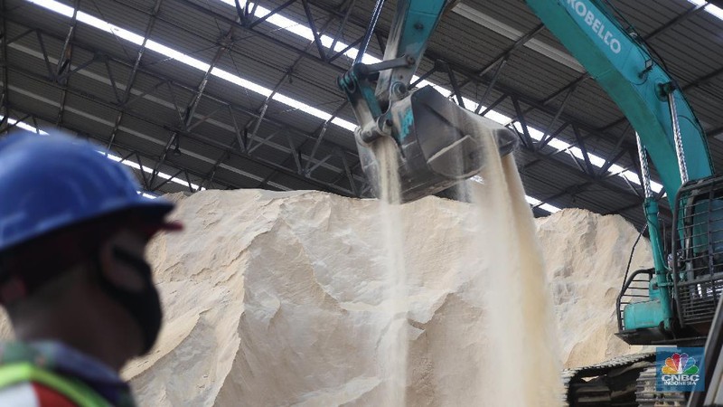 Gula kristal mentah (raw sugar)  impor (CNBC Indonesia/Tri Susilo)