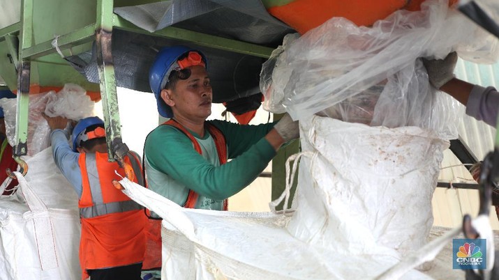 Gula kristal mentah (raw sugar) impor (CNBC Indonesia/Tri Susilo) Gula kristal mentah (raw sugar) impor (CNBC Indonesia/Tri Susilo)