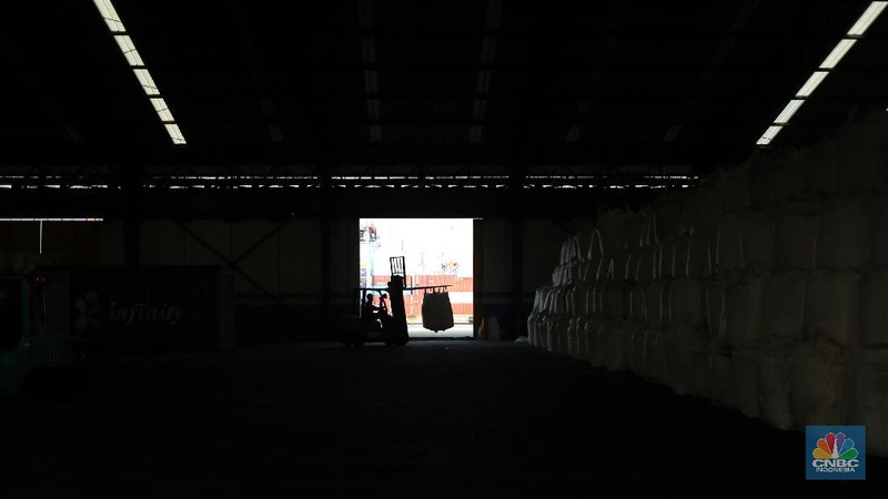 Gula kristal mentah (raw sugar)  impor (CNBC Indonesia/Tri Susilo)