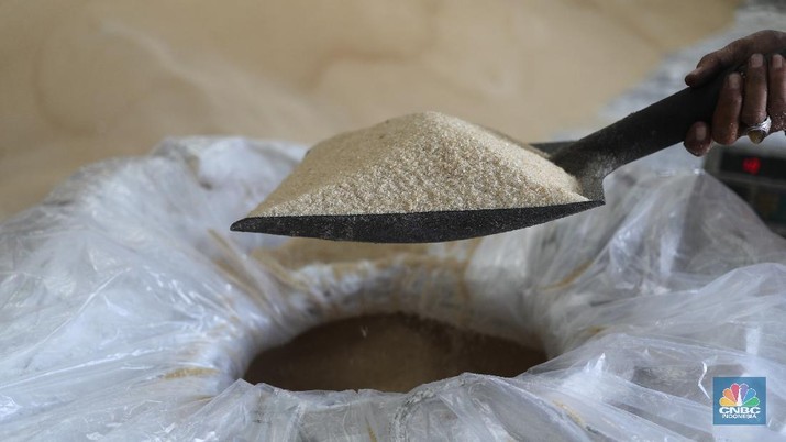 Gula kristal mentah (raw sugar)  impor (CNBC Indonesia/Tri Susilo)