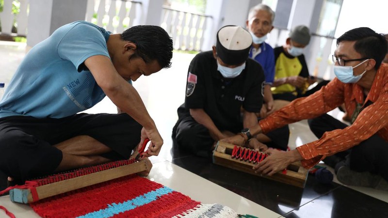 Pelatihan bagi ODMK merupakan metode terapi untuk melatih sistem motorik, mengasah pikiran dan kestabilan emosi. Pelatihan tersebut juga bertujuan sebagai bekal  bagi warga binaan  saat nanti mereka telah sembuh guna mencari pekerjaan dan kembali ke lingkungan masyarakat. (CNBC Indonesia/Andrean Kristianto)
