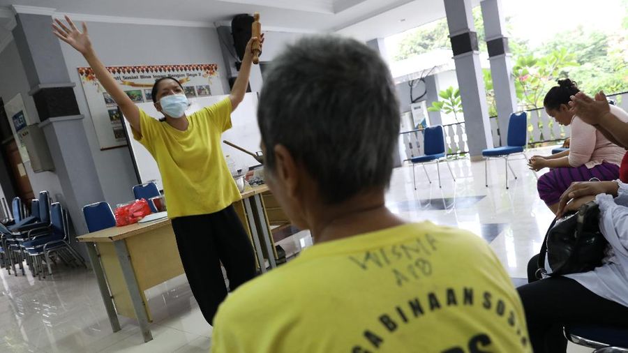 Pelatihan bagi ODMK merupakan metode terapi untuk melatih sistem motorik, mengasah pikiran dan kestabilan emosi. Pelatihan tersebut juga bertujuan sebagai bekal  bagi warga binaan  saat nanti mereka telah sembuh guna mencari pekerjaan dan kembali ke lingkungan masyarakat. (CNBC Indonesia/Andrean Kristianto)