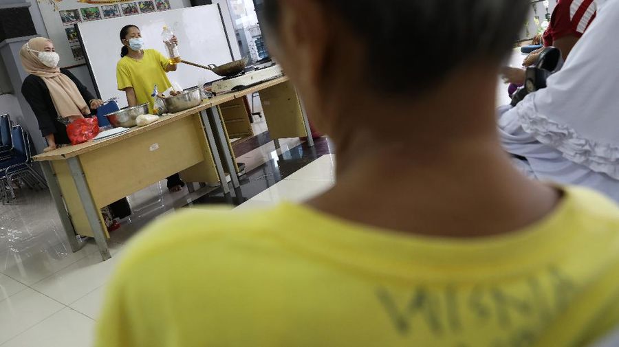 Pelatihan bagi ODMK merupakan metode terapi untuk melatih sistem motorik, mengasah pikiran dan kestabilan emosi. Pelatihan tersebut juga bertujuan sebagai bekal  bagi warga binaan  saat nanti mereka telah sembuh guna mencari pekerjaan dan kembali ke lingkungan masyarakat. (CNBC Indonesia/Andrean Kristianto)