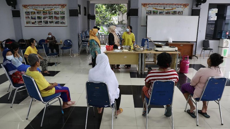 Pelatihan bagi ODMK merupakan metode terapi untuk melatih sistem motorik, mengasah pikiran dan kestabilan emosi. Pelatihan tersebut juga bertujuan sebagai bekal  bagi warga binaan  saat nanti mereka telah sembuh guna mencari pekerjaan dan kembali ke lingkungan masyarakat. (CNBC Indonesia/Andrean Kristianto)
