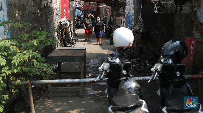 Puluhan warga Rw 04 melakukan lockdown skala kecil di Wilayah Semper, Jakarta, Kamis (3/6/2021). Mengantisipasi penyebaran Virus Covid-19 ketua RW 04 melakukan gerak cepat dengan menutup akses lingkungannya (lockdown).